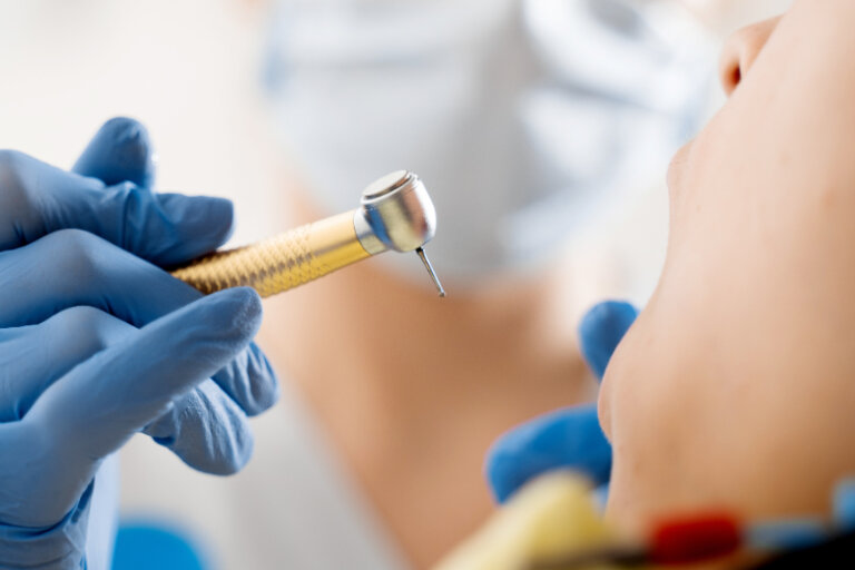 矯正治療で歯を削る理由とは？メリットや注意点も解説