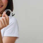 マウスピースを手に持った女性