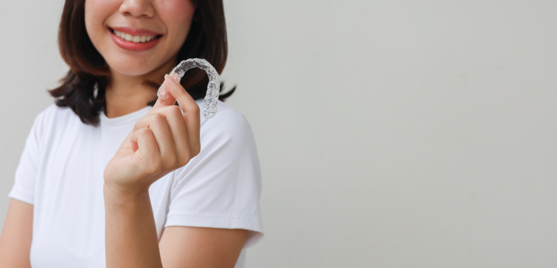 マウスピースを手に持った女性