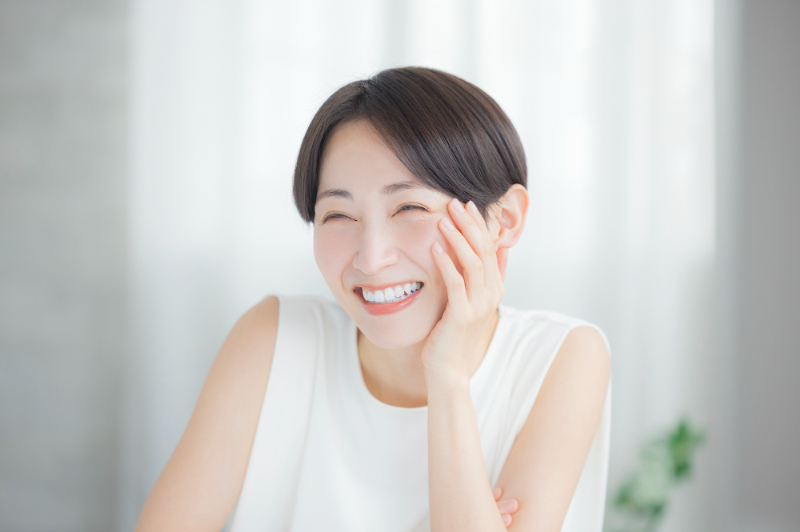 綺麗な歯並びで笑う女性