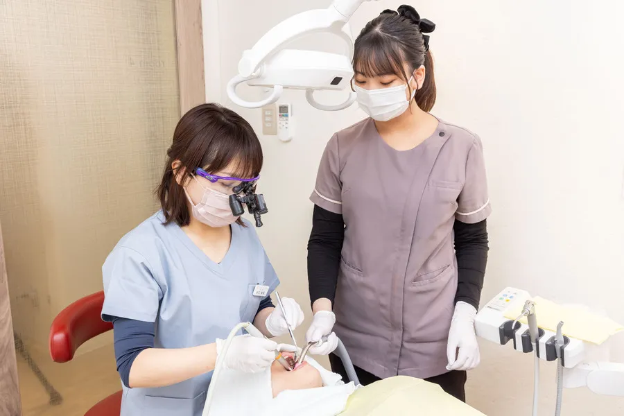 女性の歯科医師が優しく診療