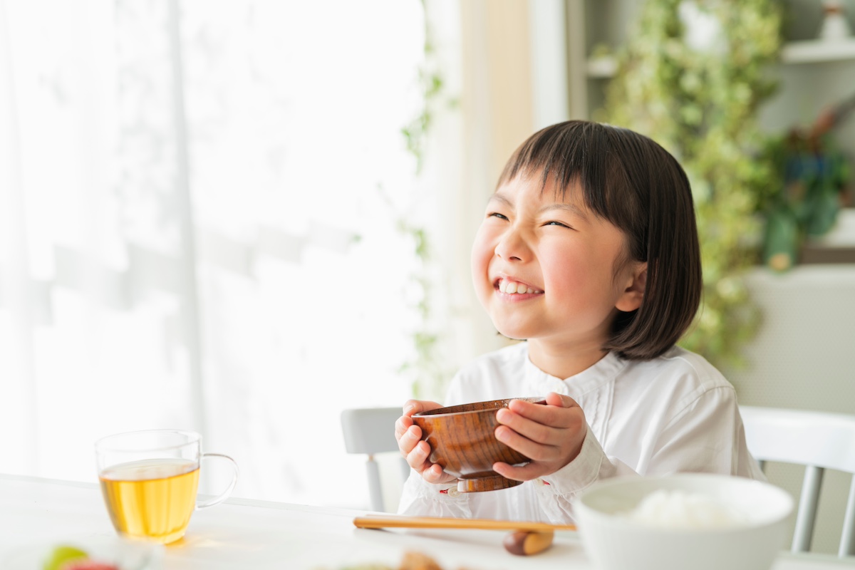 顎を発達させるためによく噛んで食べる子ども