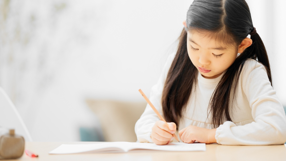 勉強をしている小学生の女の子