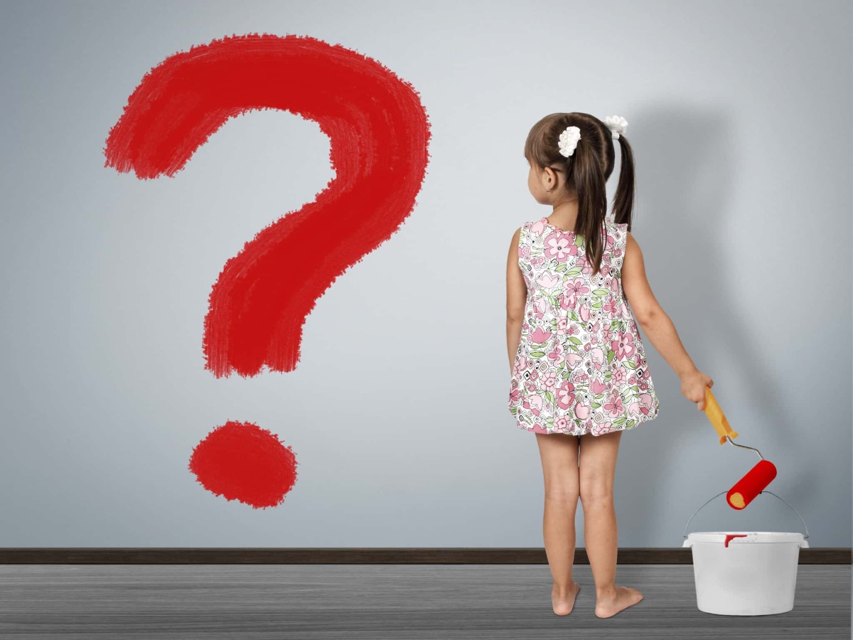 壁に赤ペンキで大きなハテナマークを書いた子ども