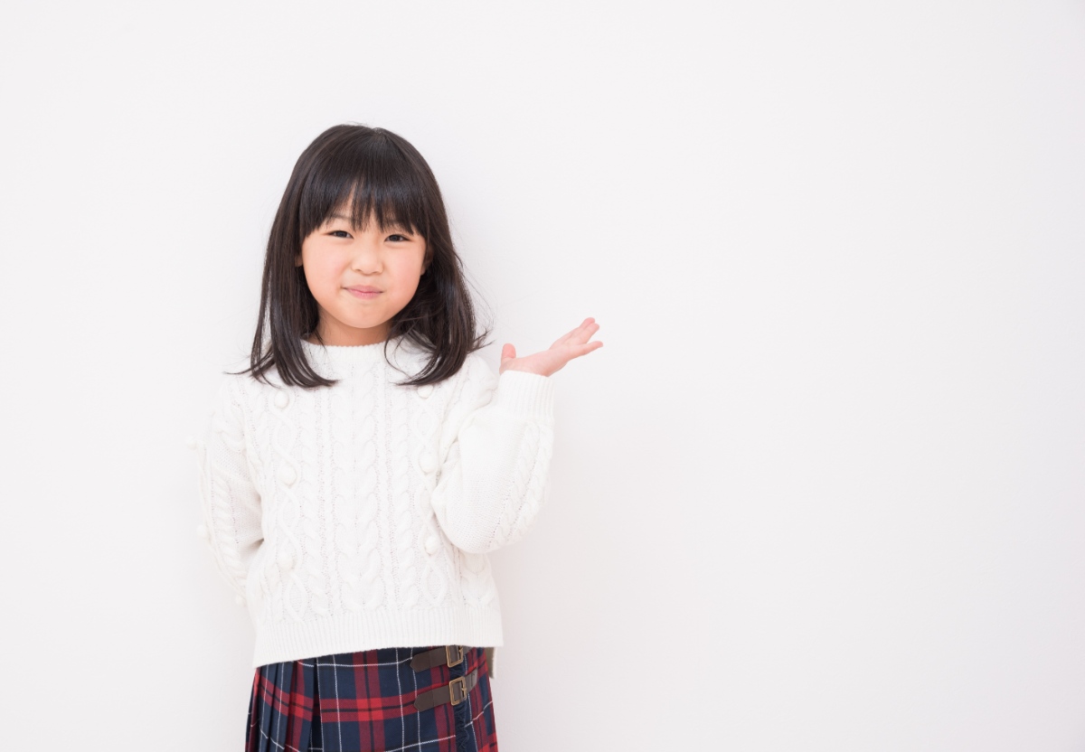 お勧めポーズをする小学生の女の子