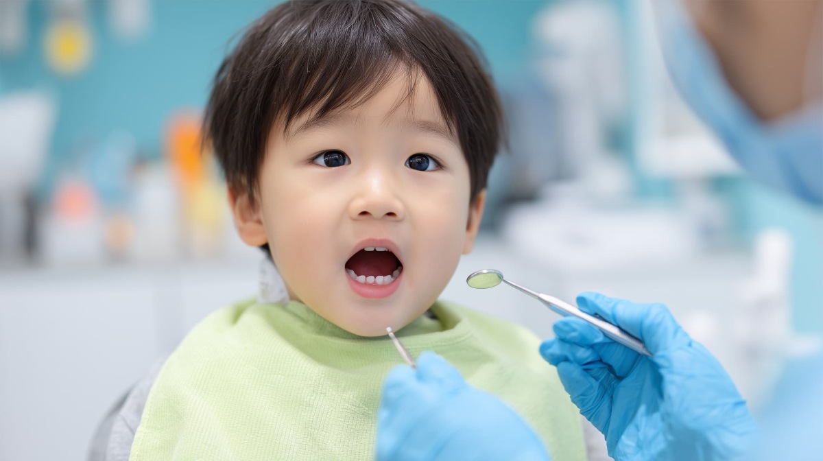 歯並びが気になって歯科医の診察を受ける子ども