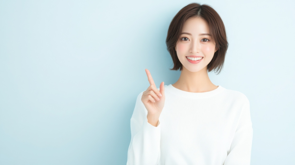保険診療と自費診療のクリーニングの違いについて説明する女性