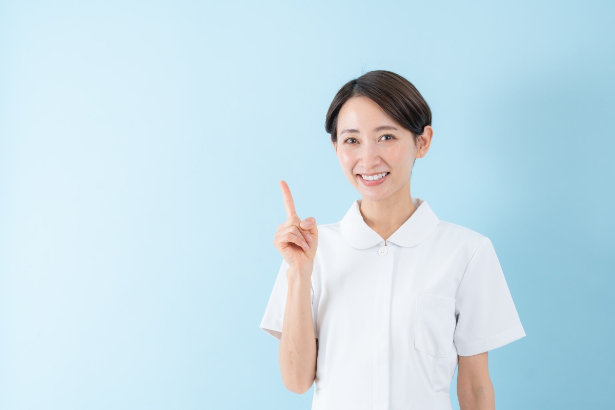 子どもの口呼吸の改善方法を説明する歯科医