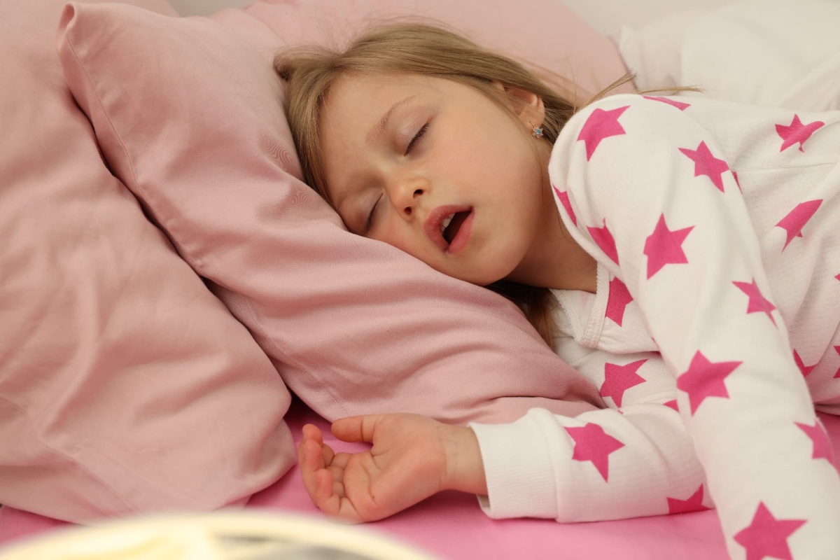 口呼吸をして眠る子ども